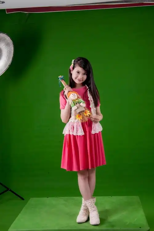 绿色背景拍摄的可爱女孩儿童人物图片素材23p