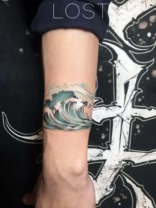 男生手腕上的98环纹身