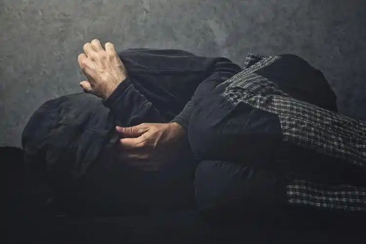 蜷缩在墙角的男人