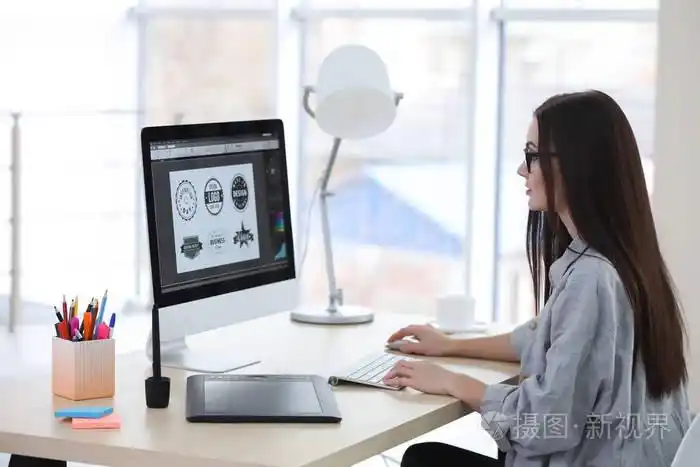 在办公室里工作的年轻女设计师