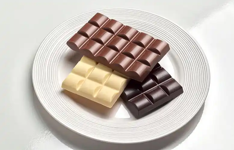 一堆黑巧克力,牛奶巧克力和白巧克力