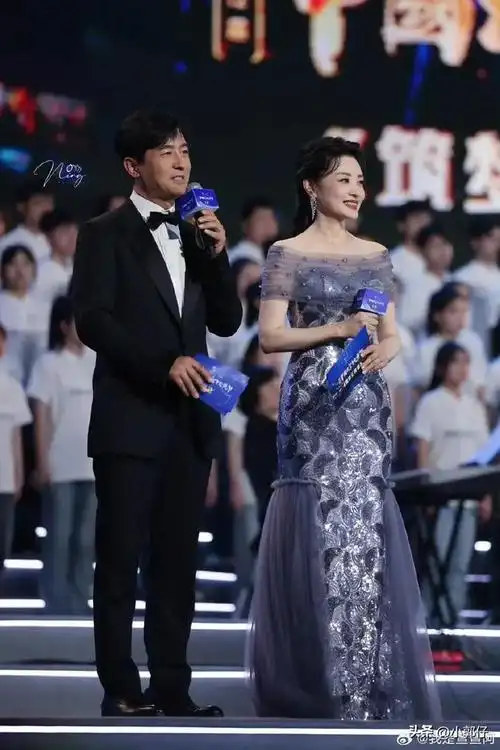 主持人周涛迎来56岁生日一袭蓝紫色露肩长裙优雅端庄魅力依旧