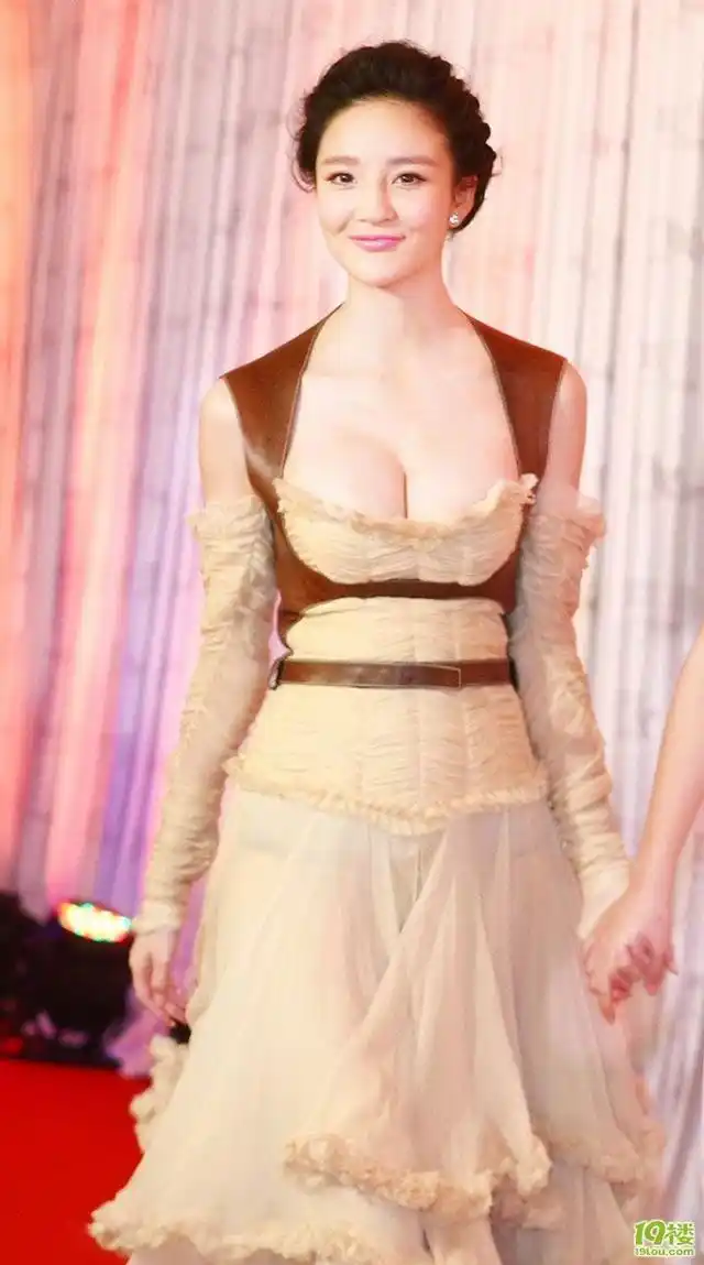 明玉格格刘雨欣 飘逸长裙展女神风范