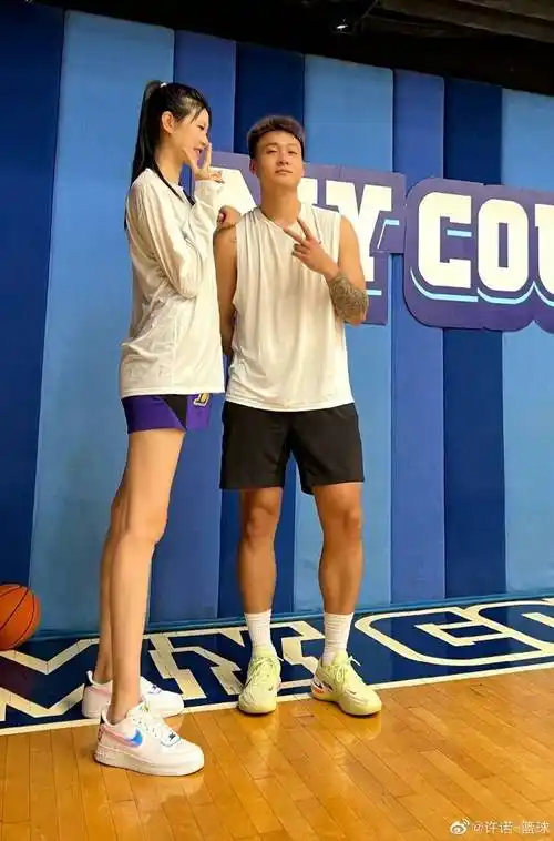 女篮第一美女许诺搂赵睿合影,1米96身高让黑睿小鸟依人_孟非_诺姐