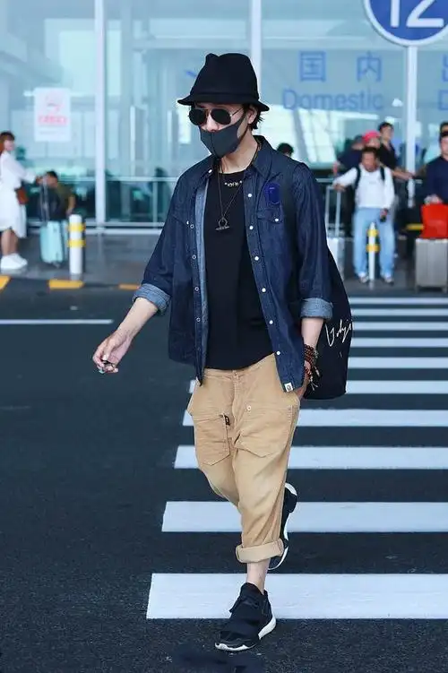 身高176的陈坤穿垮档裤现身机场,却显得身长腿短好似霍比特人