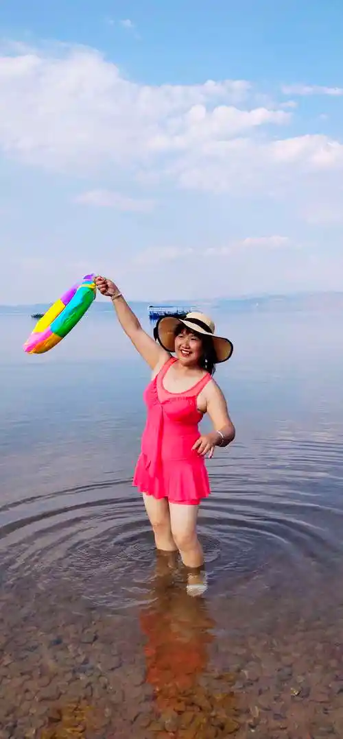 禄充所有泳装照5月19日