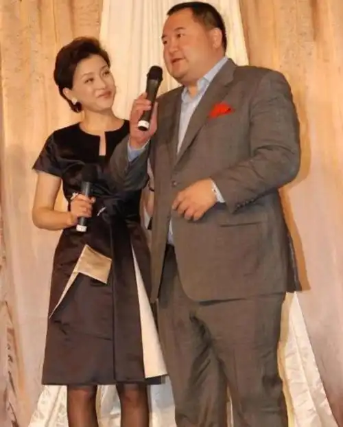 杨澜53岁生日和富豪老公吴征甜蜜接吻杨澜小鸟依人现望夫眼