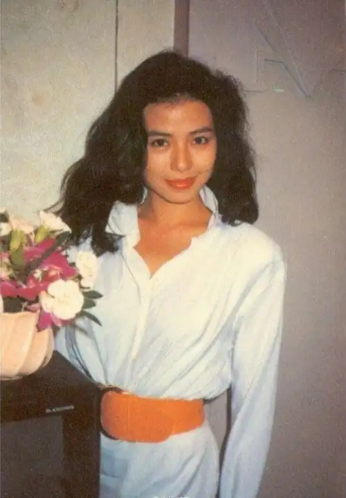 不过钟楚红也同样演绎过不少牛仔套装穿搭,其实在90年代的香港,牛仔