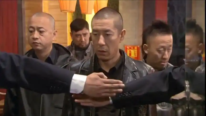 这才是真正的黑老大,两黑帮几百人打架,他一来所有人都不敢动