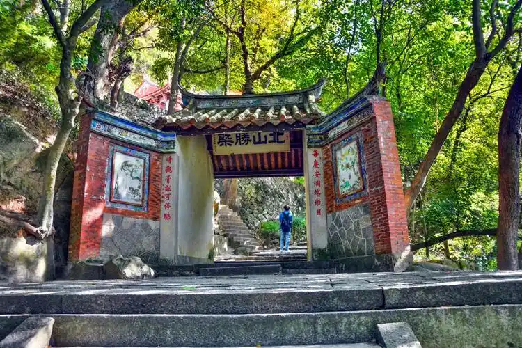 清源山是泉州十八景之一,也是国家级重点风景名胜区,由清源山,九日山