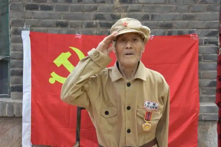 "致敬老兵,我与党旗合个影"公益活动走进姚村镇_革命