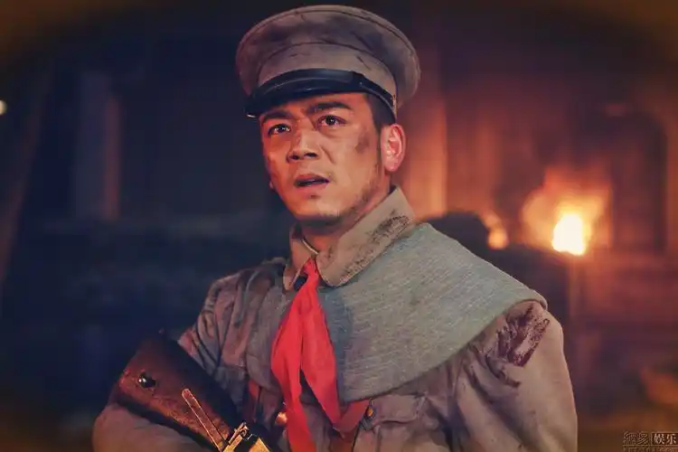 杨烁洪流曝剧照军装照遭女粉丝舔屏