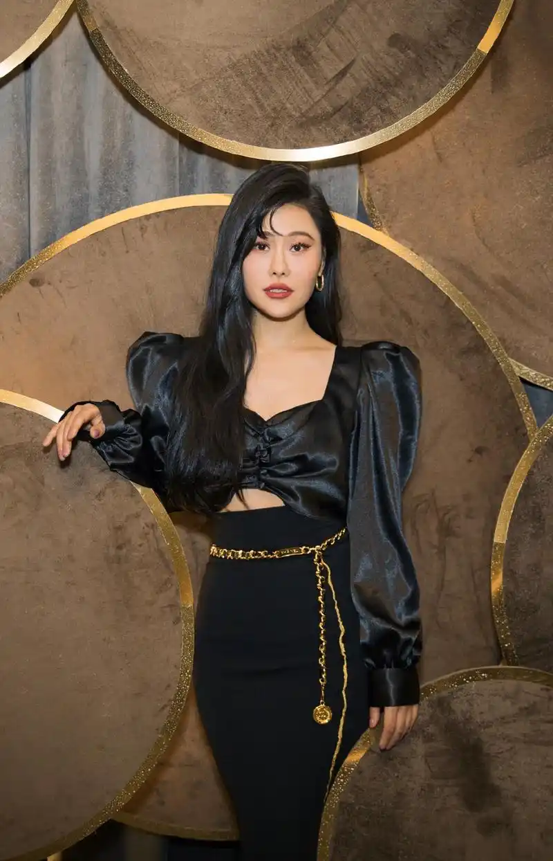 袁娅维晒复古风自拍风韵十足 盯镜头浅笑电眼迷人