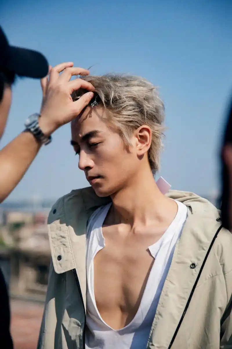 陈晓金发造型,五官俊美棱角分明,好帅!