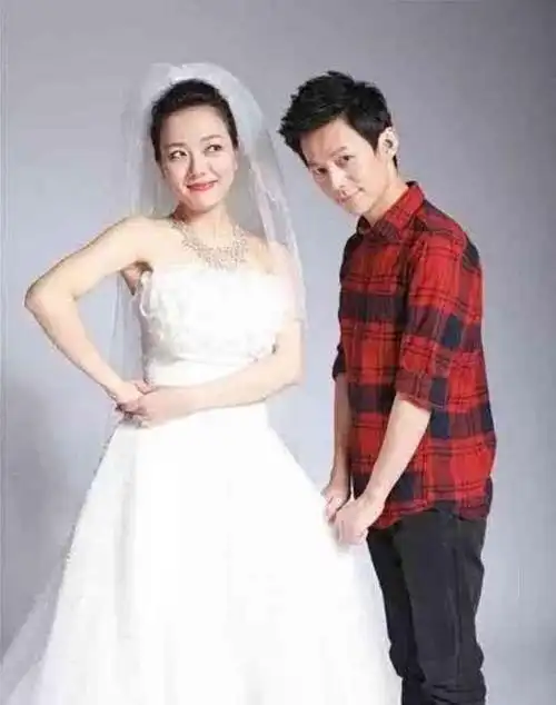 何炅终于大方公开相恋10年,结婚11年的老婆!网友:金屋藏娇