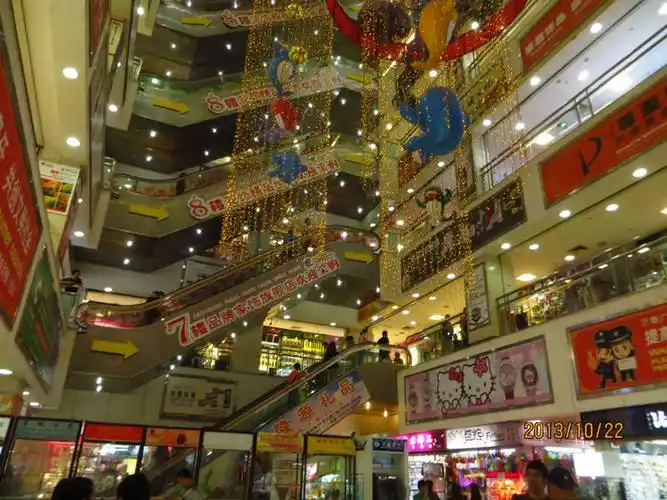 广州海珠广场附近,靠近解放南路,有万菱精品饰品批发中心,许多游客到