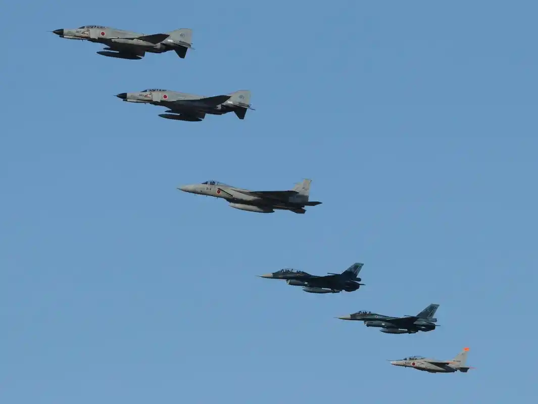 一些军用飞机排队的照片 看看哪一张才是您喜欢的作品