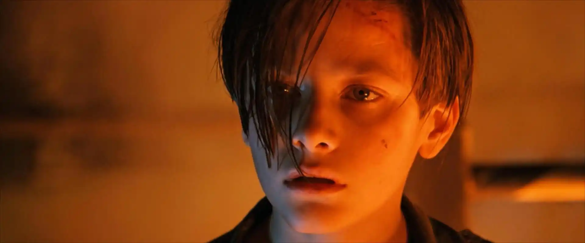 在《终结者2》中,少年约翰·康纳是整个故事的核心人物