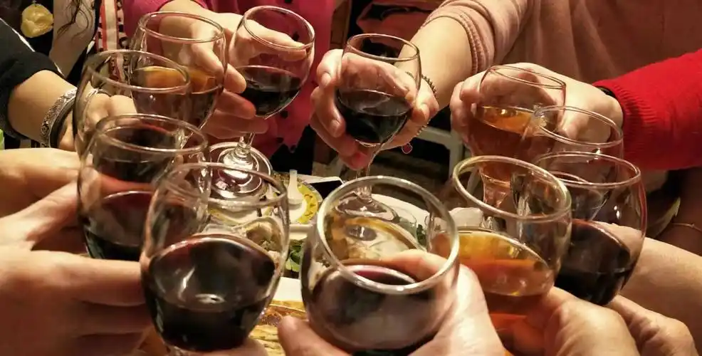 友情 为我们的欢乐 为我们的芬芳 更为  ……    我们的康健    干杯