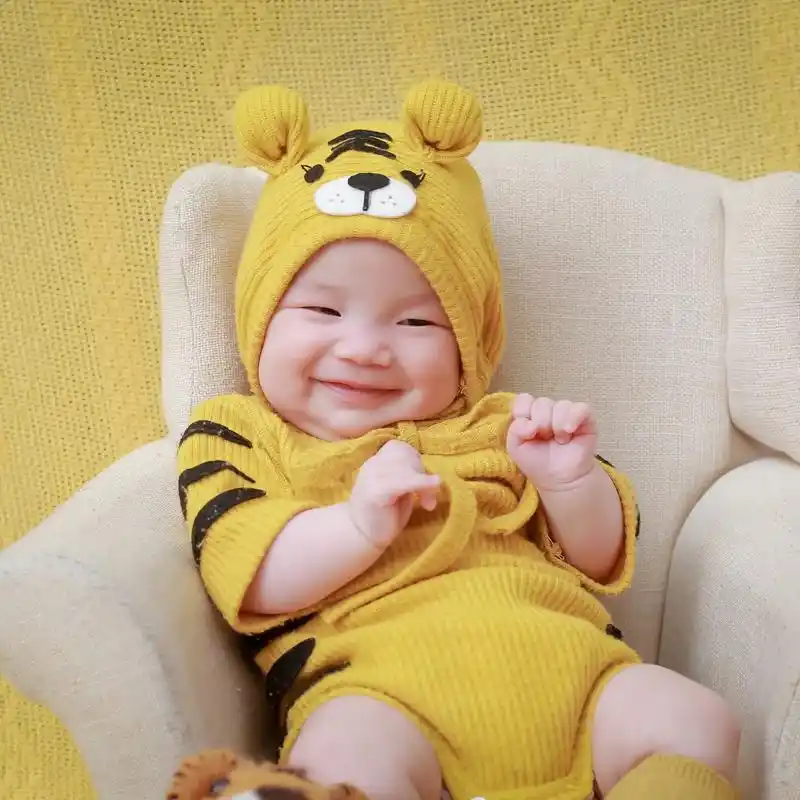 宝宝100天了,老父亲很欣慰.在这个浪漫的情人节,是妈妈辛苦 - 抖音