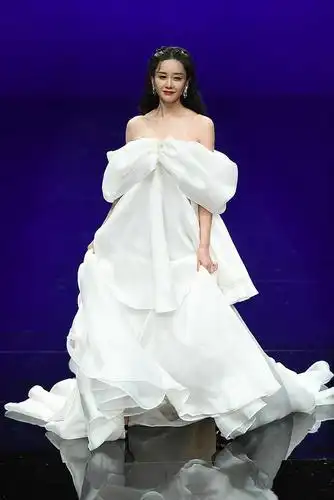 海陆穿白色礼服走秀,香肩性感造型华丽似新娘
