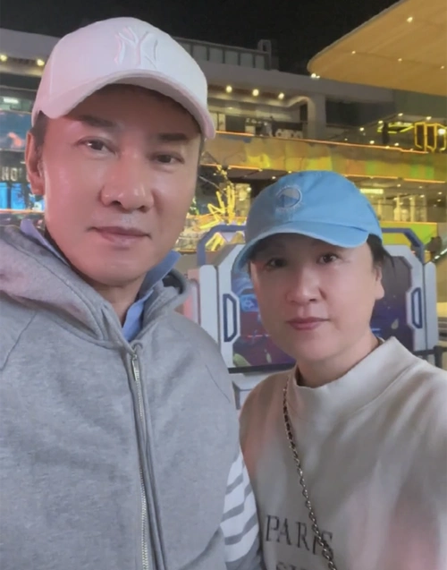 54岁江涛晒夫妻合照庆结婚36年,富三代妻子显冻龄,期待金婚到来