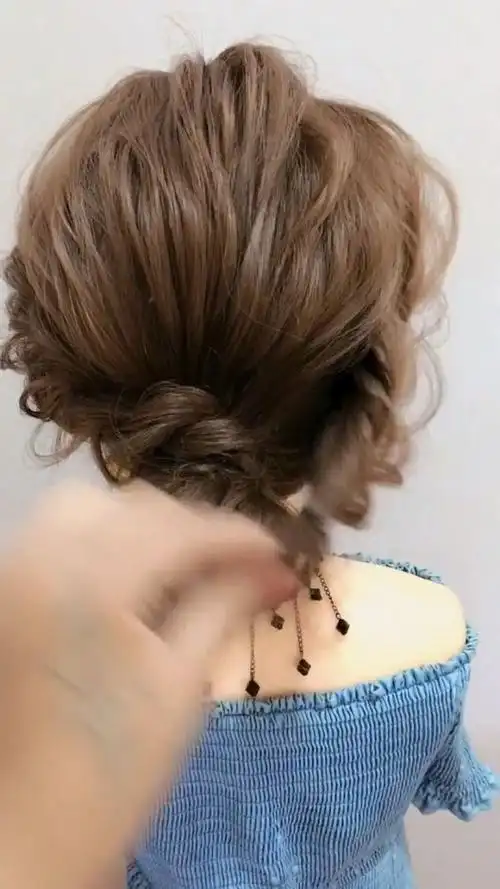 迷人的御姐一般都是这样扎头发,非常有魅力!