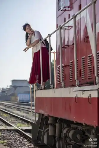 美女们跃跃欲试,要登上火车头照相,还要和铁轨合个影