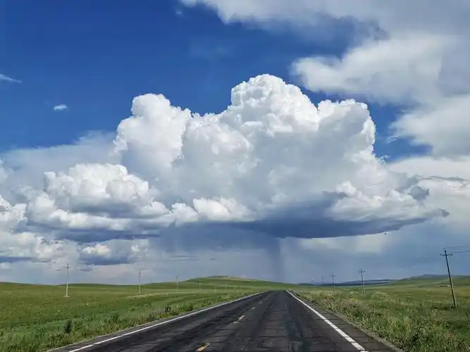 内蒙古高原夏季的天似孩子的脸,一会晴空万里,一会乌云滚滚.