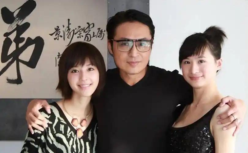 马景涛和前妻为儿子庆生,15岁心心显羞怯,身高追上哥哥近一米八_家庭