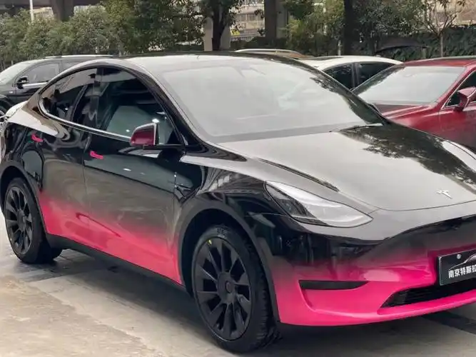 特斯拉modely改色黑粉渐变