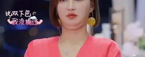 被虞书欣的脸吓到了面部僵硬双下巴像巨无霸变脸质疑已非第一次