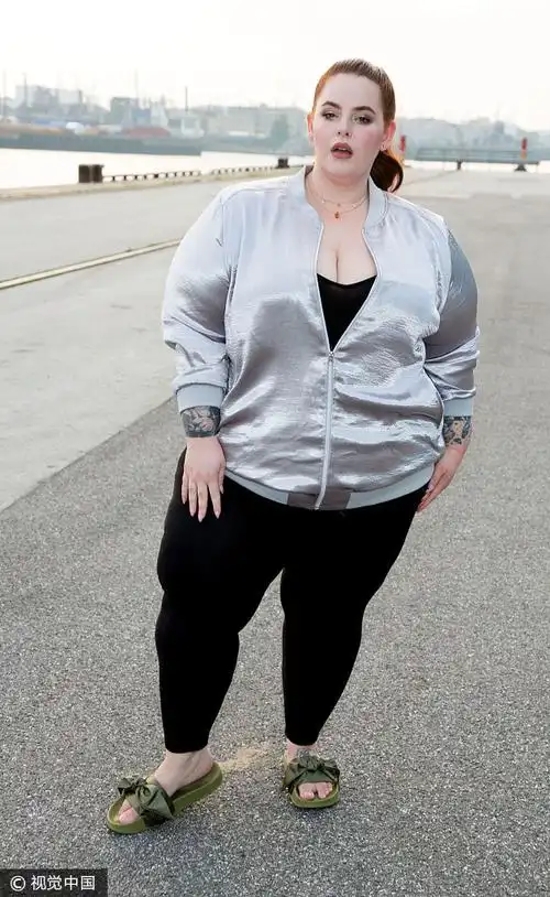 胖女神!泰斯·霍丽迪自信走秀气场强大 小腿"女孩脸"刺青吸睛