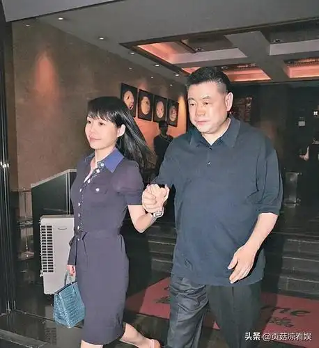 近日,某港超级富豪刘銮雄和前妻吕丽君的女儿刘秀盈在网上晒出