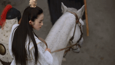 再说女主角,小昭转身,赵敏回头,周芷若掀面纱,直到现在网友提起,脑中