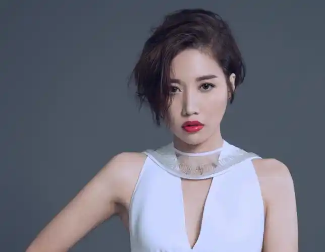 a-lin身穿紧身白套装「只有bra」超辣!往下一看:竟然是室内拖鞋!