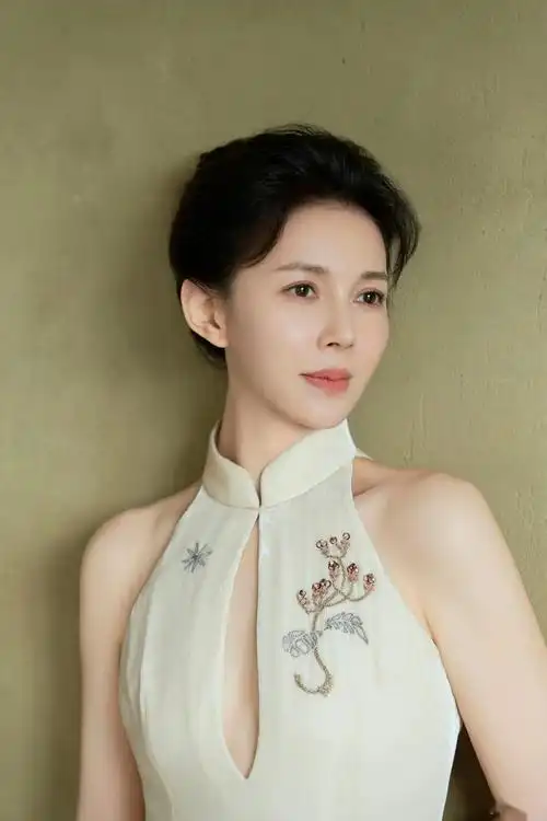 影视演员刘敏旗袍写真,优雅温婉,自信从容! - 娱乐资讯(主打网)