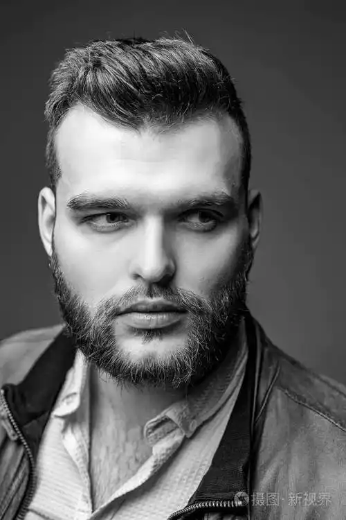 运动帅气阳刚帅气帅气帅气帅气自信肌肉男的肖像.理发店广告.