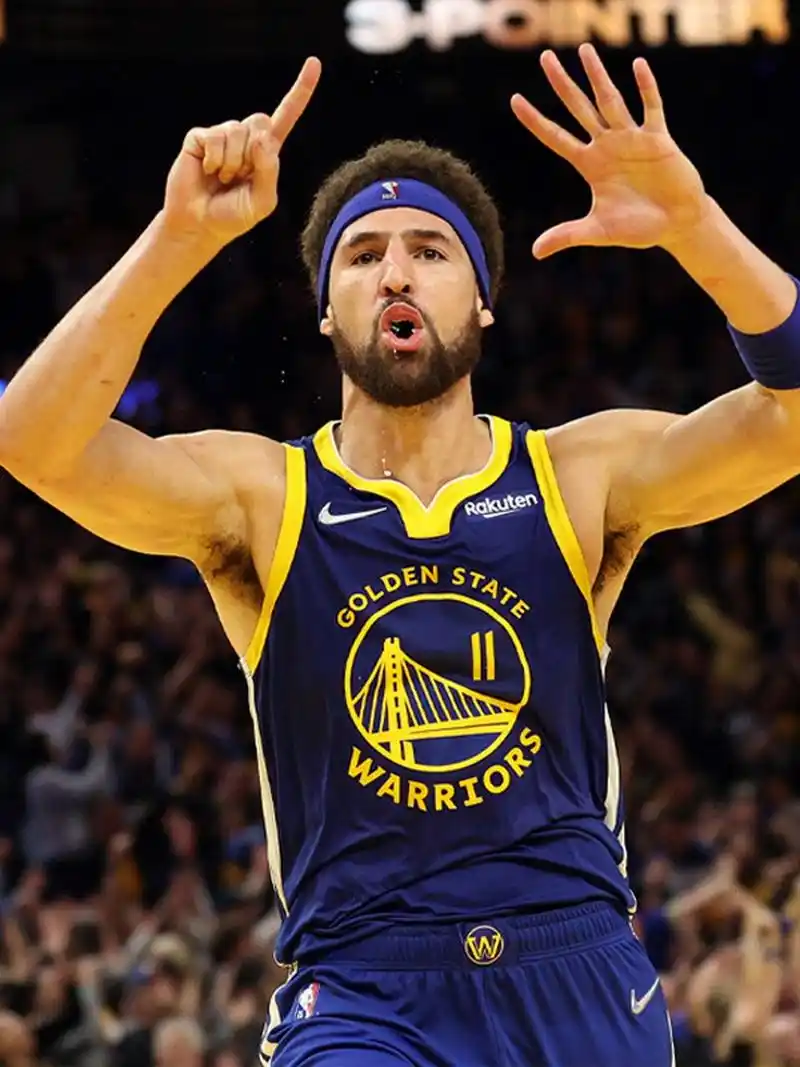 勇士官方今日更新社媒,发布了克莱-汤普森在中国行活动期间对球迷的一