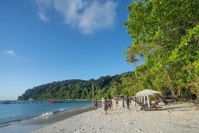 浪中岛位于马来西亚东海岸的登嘉楼州,是一个美丽的小岛,拥有白色沙滩