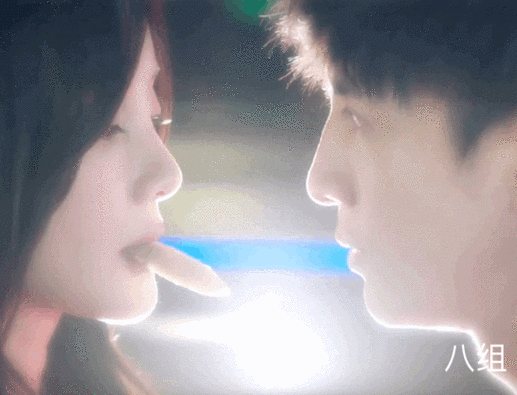 薛之谦李小璐昔日吻戏被扒网友吻得太投入