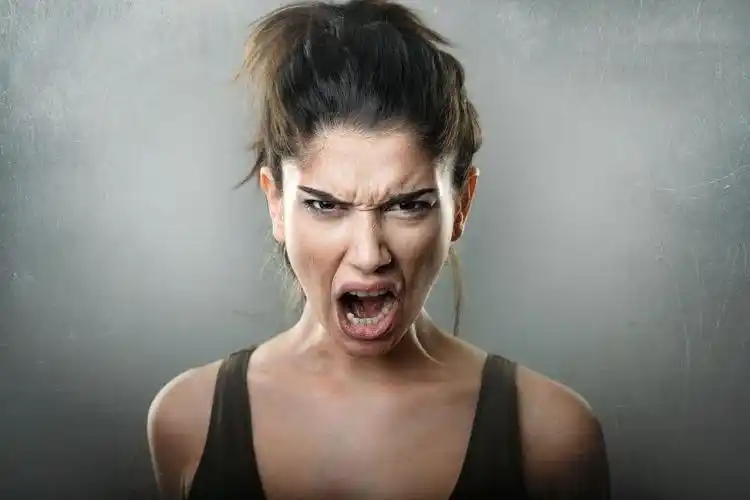 灰色背景中愤怒尖叫的女人