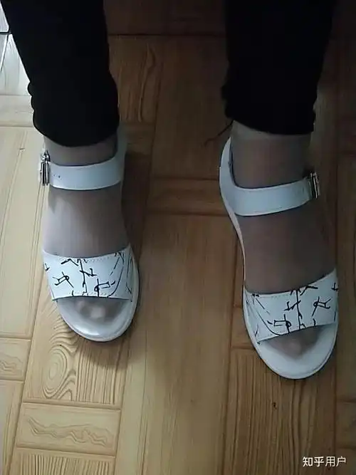 我是女孩,喜欢光脚穿凉鞋,可是父母说女孩赤脚不雅,我要是光脚被他们