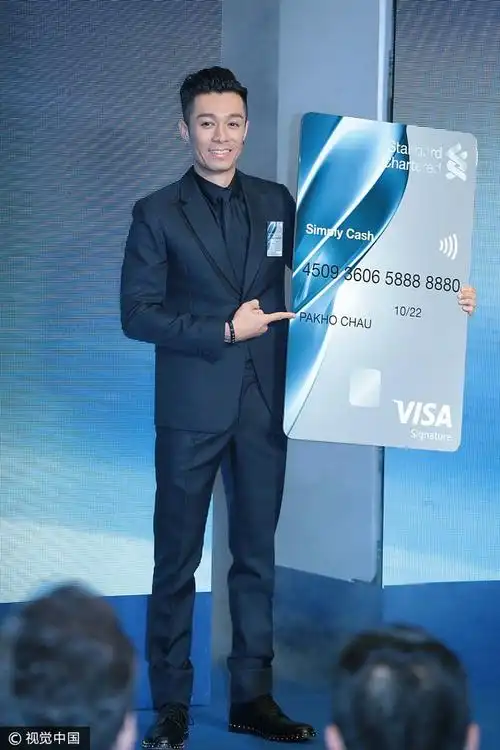 周柏豪黑色西服套装 金属钉皮鞋帅气绅士