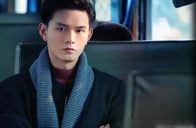 他是王俊凯主演的电视剧《天坑鹰猎》中男二号杨烨的扮演者,因为他太