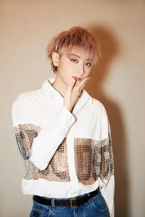 原创"时尚达人"黄子韬,身穿黑色镶钻西装配褐色发型,尽显高贵酷帅