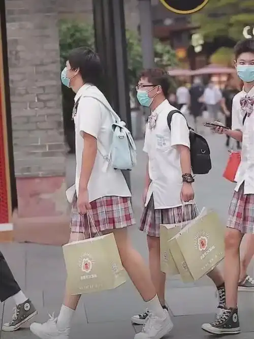 一群男生穿"jk裙"走大街,路人觉得很奇怪,圈内人却觉得很酷|裙子|洋装