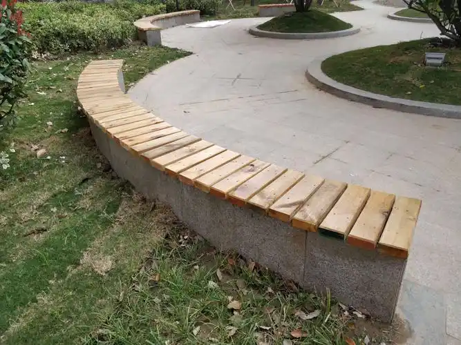 防腐木坐凳整体刷漆.