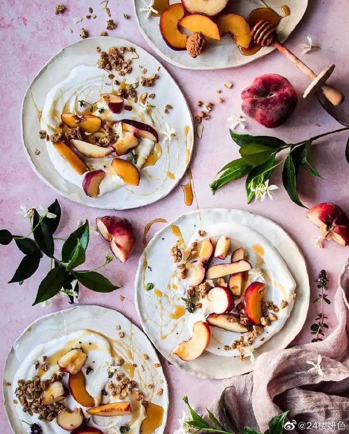 摄影灵感集今日分享俯拍构图的食物场景作品,图片来自ins:natalie.