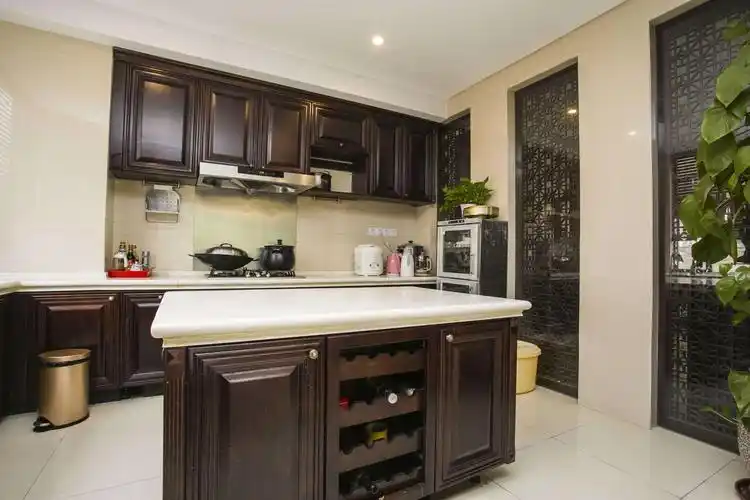 别墅大厨房,锅碗瓢盆齐全